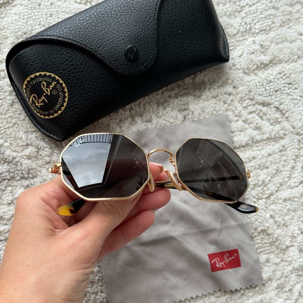 Sunglasses Ray Ban, amazing quality, like a new! No damage, no scratches!